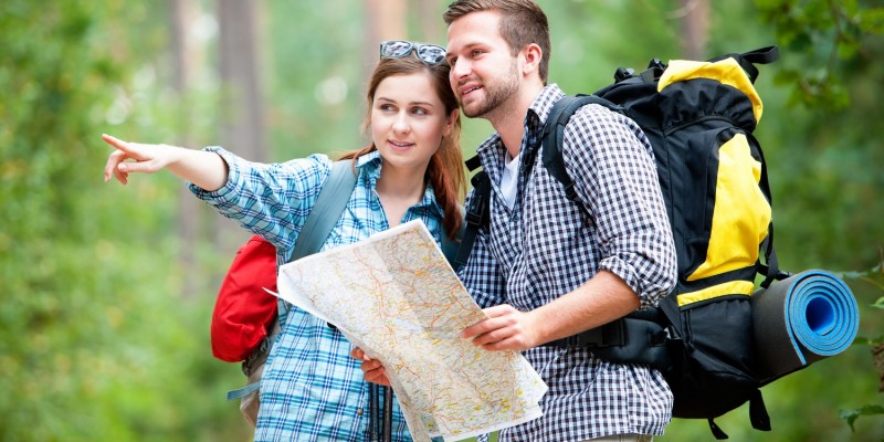 Gruppe beim Wandern im Wald