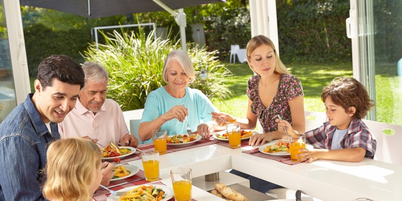 Gemeinsames Essen mit der ganzen Familie